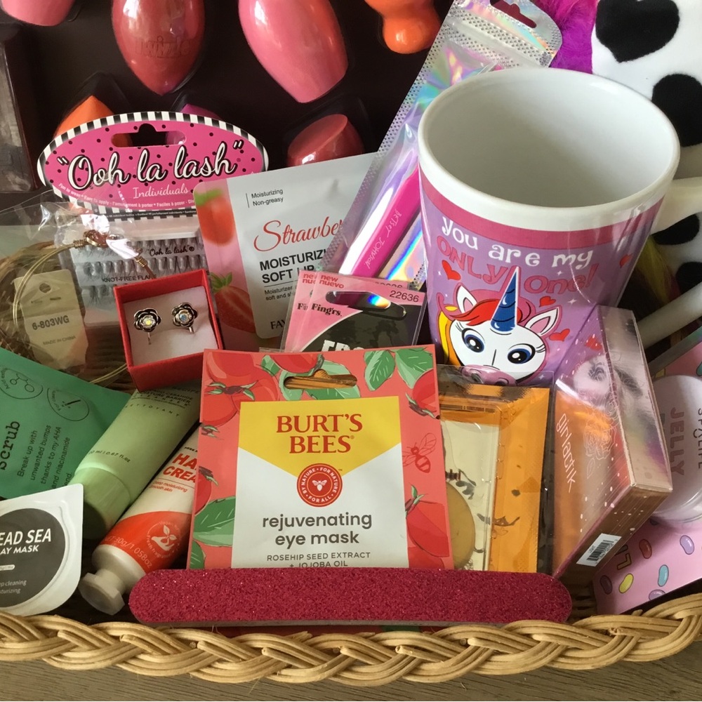 Wooden Basket w/Hershey Sponges, Rainbow Heart Pillow & Assorted Beauty Products - Picture 5 of 5